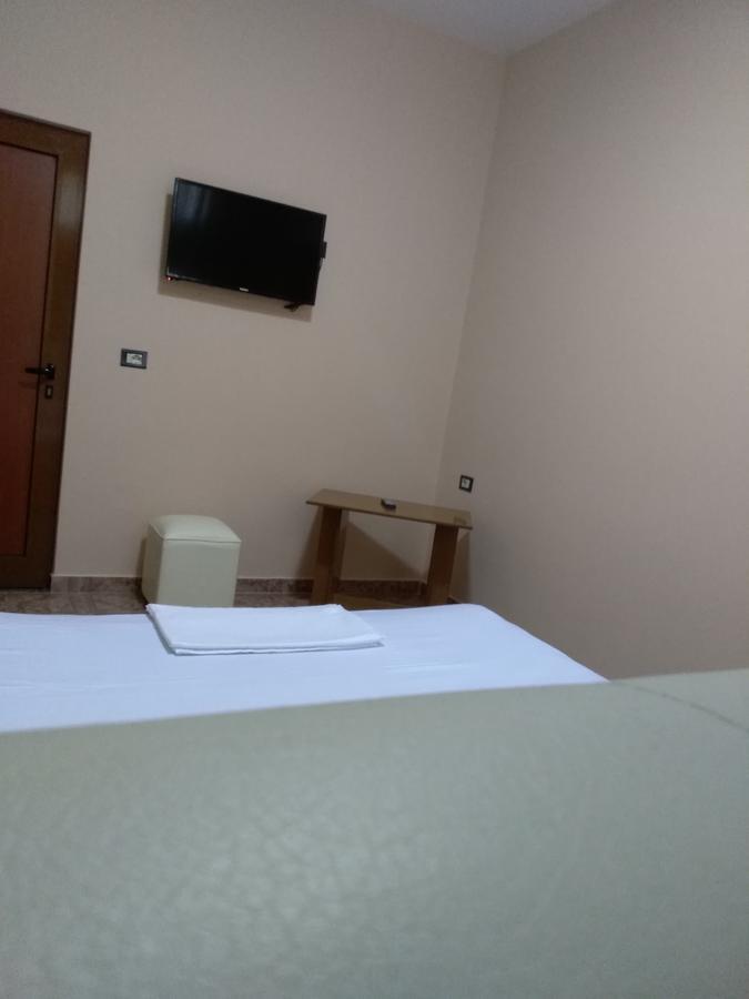 Hotel Gjeli Фиер Екстериор снимка